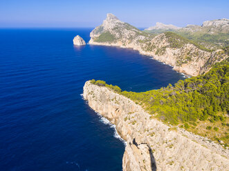 Spanien, Mallorca, bei Cap Formentor, Felsenküste am Abend - AMF004307