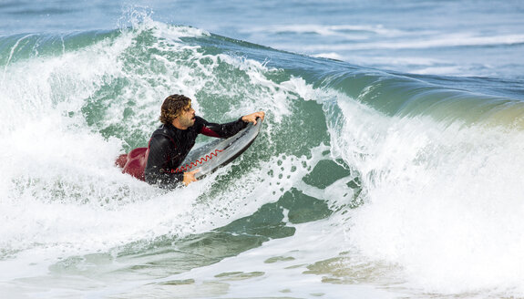 Spanien, Asturien, Colunga, Bodyboard-Fahrer auf den Wellen - MGOF000825