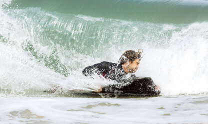 Spanien, Asturien, Colunga, Bodyboard-Fahrer auf den Wellen - MGOF000826