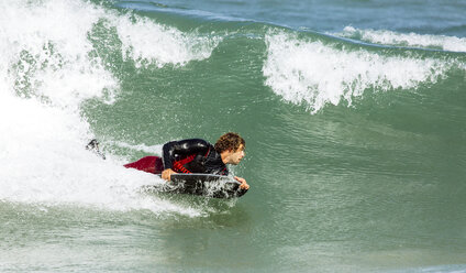 Spanien, Asturien, Colunga, Bodyboard-Fahrer auf den Wellen - MGOF000827