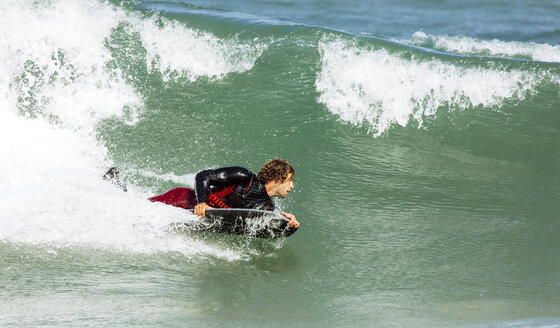 Spanien, Asturien, Colunga, Bodyboard-Fahrer auf den Wellen - MGOF000827