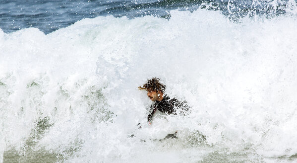 Spanien, Asturien, Colunga, Bodyboard-Fahrer auf den Wellen - MGOF000829