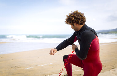 Spanien, Asturien, Colunga, Surfer bei der Vorbereitung auf den Strand - MGOF000835