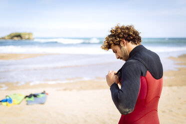 Spanien, Asturien, Colunga, Surfer bei der Vorbereitung auf den Strand - MGOF000836