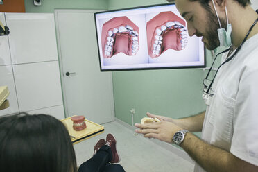 Zahnarzt im Gespräch mit einem Patienten - ABZF000133