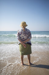 Spanien, Ferrol, Rückenansicht einer am Strand stehenden älteren Frau - RAEF000529