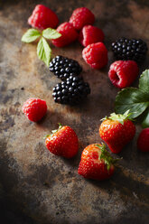 Raspberries, strawberries, blackberries and leaves - KSWF001618