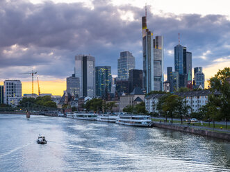 Deutschland, Frankfurt, Fluss Main, Skyline des Finanzviertels im Hintergrund - AMF004310