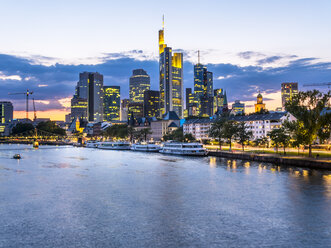 Deutschland, Frankfurt, Fluss Main, Skyline des Finanzviertels im Hintergrund - AMF004312