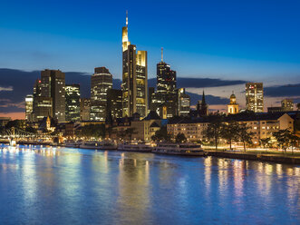 Deutschland, Frankfurt, Fluss Main, Skyline des Finanzviertels im Hintergrund - AMF004313