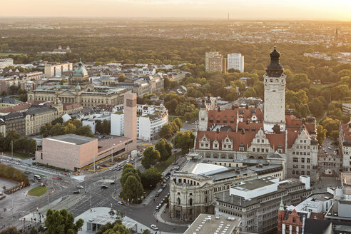 Deutschland, Sachsen, Leipzig, Blick auf Neues Rathaus, St. Trinitatis und Bundesverwaltungsgericht bei Sonnenuntergang - MELF000093