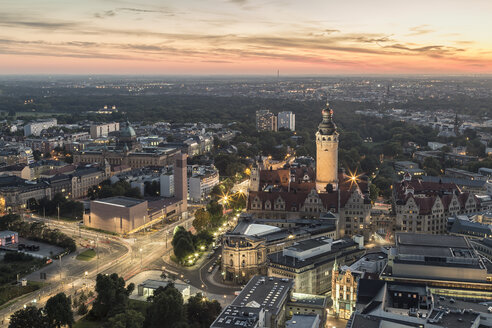 Deutschland, Sachsen, Leipzig, Blick auf Neues Rathaus, St. Trinitatis und Bundesverwaltungsgericht nach Sonnenuntergang - MELF000094