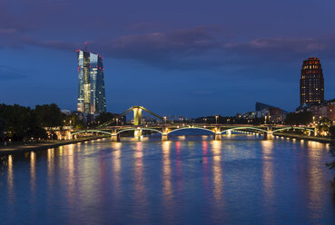 Deutschland, Frankfurt, Main mit Europäischer Zentralbank, EZB-Turm am Abend - AMF004319