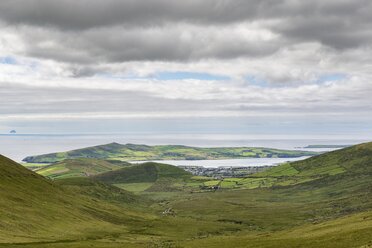 Irland, Grafschaft Kerry, Dingle-Halbinsel, Blick auf die Atlantikküste, Küstenstadt Dingle - ELF001601