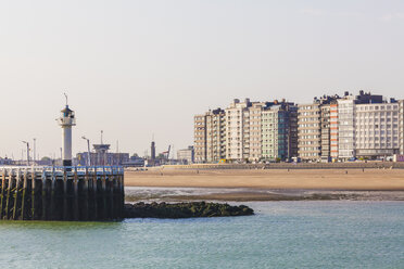 Belgium, Flanders, Ostende, North sea seaside resort, View to light house and beach - WDF003323