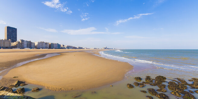 Belgien, Flandern, Ostende, Nordseebad, Panorama des Strandes - WDF003324