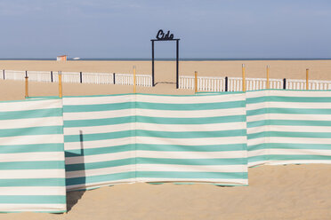 Belgien, Flandern, Ostende, Nordseebad, Windschutz, Schild Strandbad, leerer Strand - WD003326