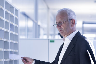 Geschäftsmann in einer Schublade im Büro - SGF001901