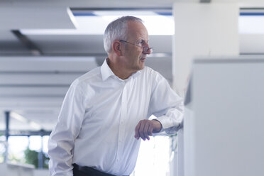 Businessman in open space office - SGF001920