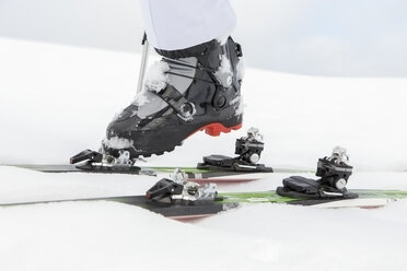 Frau beim Anziehen der Skier, Nahaufnahme - NNF000288