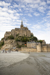 Frankreich, Blick auf den Mont Saint-Michel bei Ebbe - MYF001149