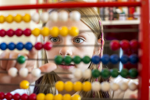 Girl using abacus - SARF002182