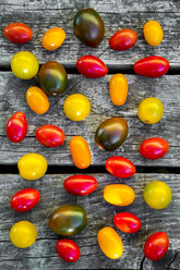 Colorful mini tomatoes on wood - SARF002189