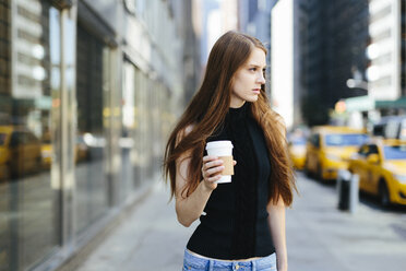 USA, New York City, Porträt einer jungen Frau mit Kaffee zum Mitnehmen - GIOF000266