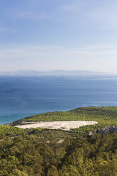 Spanien, Andalusien, Bolonia, Blick über die Düne und die Straße von Gibraltar zur Küste Marokkos - KBF000344