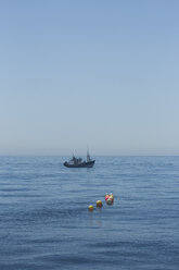 Spanien, Meerenge von Gibraltar, Fischerboot und Bojen - KBF000345