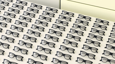 Reihen von schwarzen Gläsern auf einem Tisch - UWF000633