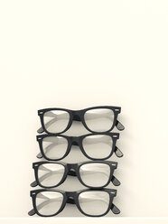 Vier schwarze Gläser gestapelt auf weißem Hintergrund - UWF000634
