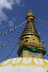 Nepal, Kathmandu, Bodnath, Stupa-Heiligtum mit Gebetsfahnen - TOVF000036