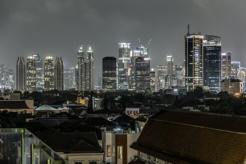 Indonesien, Jakarta, Stadtansicht bei Nacht - WEF000365
