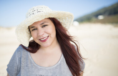 Porträt einer lächelnden Frau mit Hut am Strand - RAEF000532