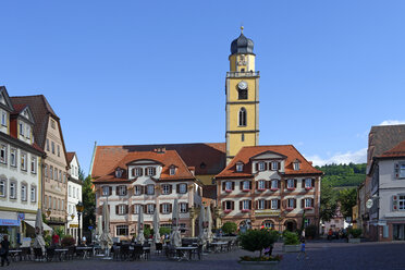 Deutschland, Bad Mergentheim, Zwillingshäuser und Turm des Johannismünsters - LB001242