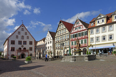 Deutschland, Bad Mergentheim, Marktplatz mit altem Rathaus - LB001243