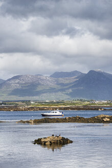 Irland, Grafschaft Galway, Blick über die Roundstone Bay auf die Twelve Pins Mountains - ELF001616