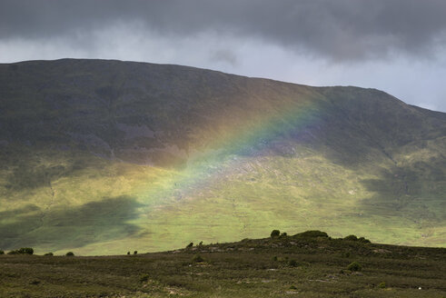 Irland, Grafschaft Galway, Connemara National Park, Regenbogen - ELF001621