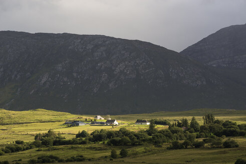 Irland, Grafschaft Galway, Blick auf die Hügel von Connemara, Lichtstimmung - ELF001625