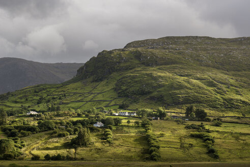 Irland, Grafschaft Galway, Blick auf die Hügel von Connemara, Lichtstimmung - ELF001626