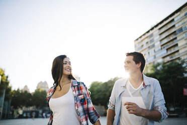 Spanien, Reus, junges verliebtes Paar beim Spaziergang durch die Stadt - JRFF000120