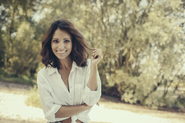 Portrait of smiling woman in nature - MFF002234