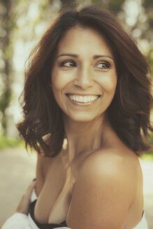 Porträt einer lächelnden Frau mit braunem Haar - MFF002244