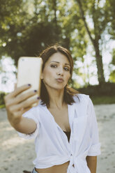 Porträt einer Frau, die ein Selfie mit ihrem Smartphone macht - MFF002247