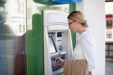 Frau benutzt Geldautomat - NNF000300