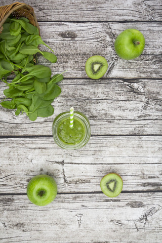 Glas Apfel-Kiwi-Spinat-Smoothie und Zutaten, lizenzfreies Stockfoto