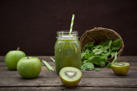 Glas Apfel-Kiwi-Spinat-Smoothie und Zutaten, lizenzfreies Stockfoto