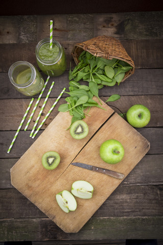 Zwei Gläser Apfel-Kiwi-Spinat-Smoothie und Zutaten, lizenzfreies Stockfoto