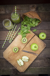 Zwei Gläser Apfel-Kiwi-Spinat-Smoothie und Zutaten - LVF003971